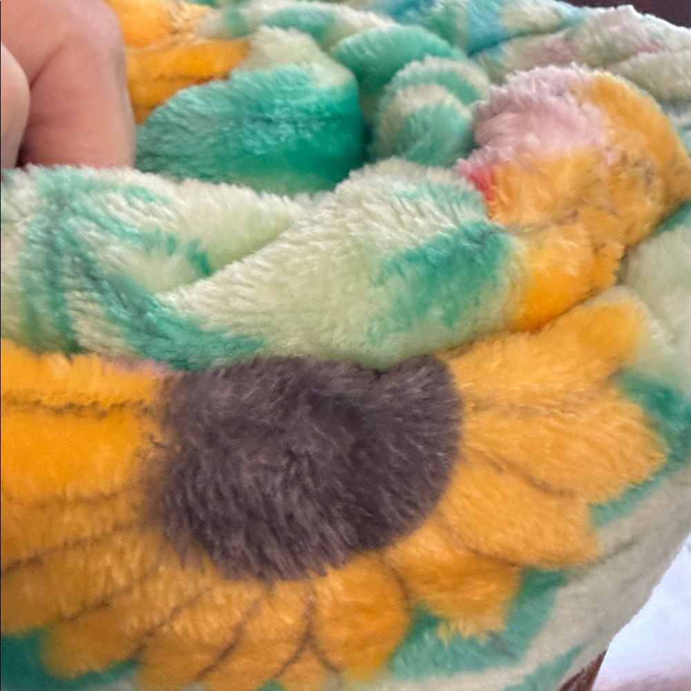 The Big One Multicolor Plush Throw-Floral print - Picture 6 of 9